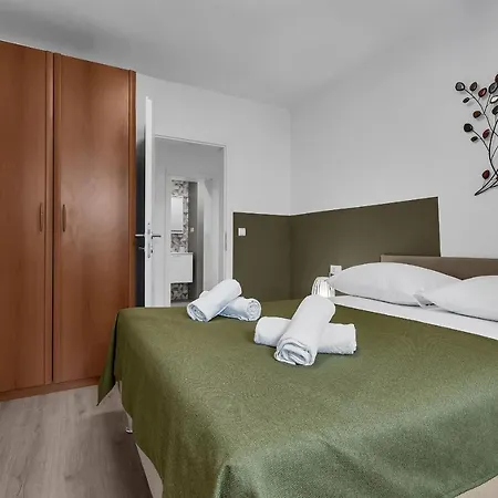 Rafael Apartman *